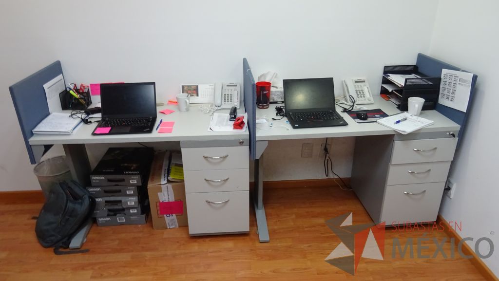Lote 020 - 3 Estaciones de trabajo para 2 personas con esquinas tipo mampara en tela color azul y archivero de 3 cajones