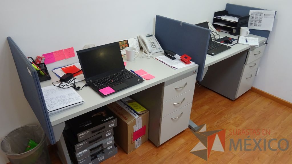 Lote 020 - 3 Estaciones de trabajo para 2 personas con esquinas tipo mampara en tela color azul y archivero de 3 cajones - Imagen 2