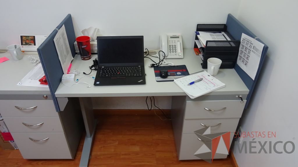Lote 020 - 3 Estaciones de trabajo para 2 personas con esquinas tipo mampara en tela color azul y archivero de 3 cajones - Imagen 3