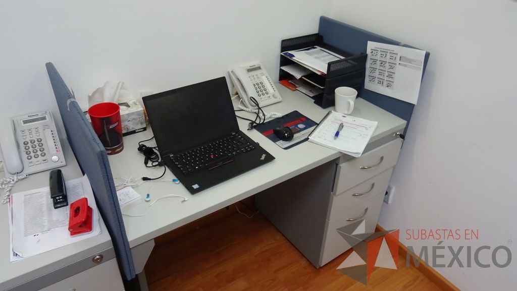 Lote 020 - 3 Estaciones de trabajo para 2 personas con esquinas tipo mampara en tela color azul y archivero de 3 cajones - Imagen 6