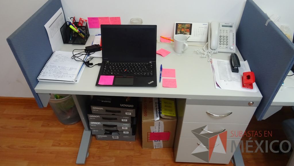 Lote 020 - 3 Estaciones de trabajo para 2 personas con esquinas tipo mampara en tela color azul y archivero de 3 cajones - Imagen 7