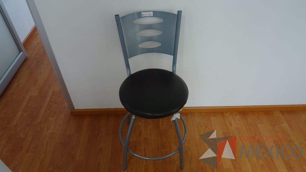 Lote 021 - 5 Sillas altas para barra con respaldo metálico y asiento tipo piel - Imagen 2