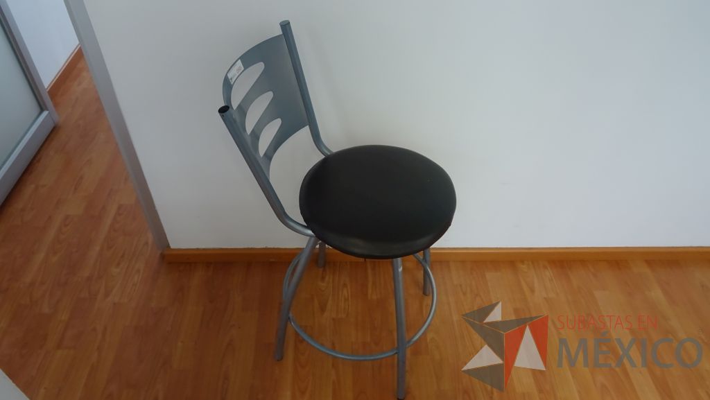Lote 021 - 5 Sillas altas para barra con respaldo metálico y asiento tipo piel