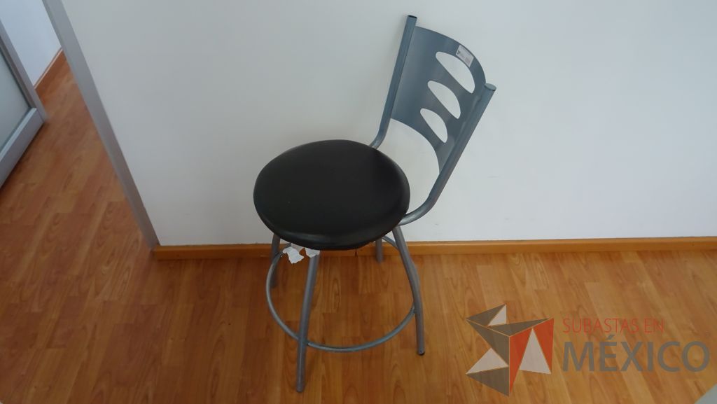 Lote 021 - 5 Sillas altas para barra con respaldo metálico y asiento tipo piel - Imagen 3