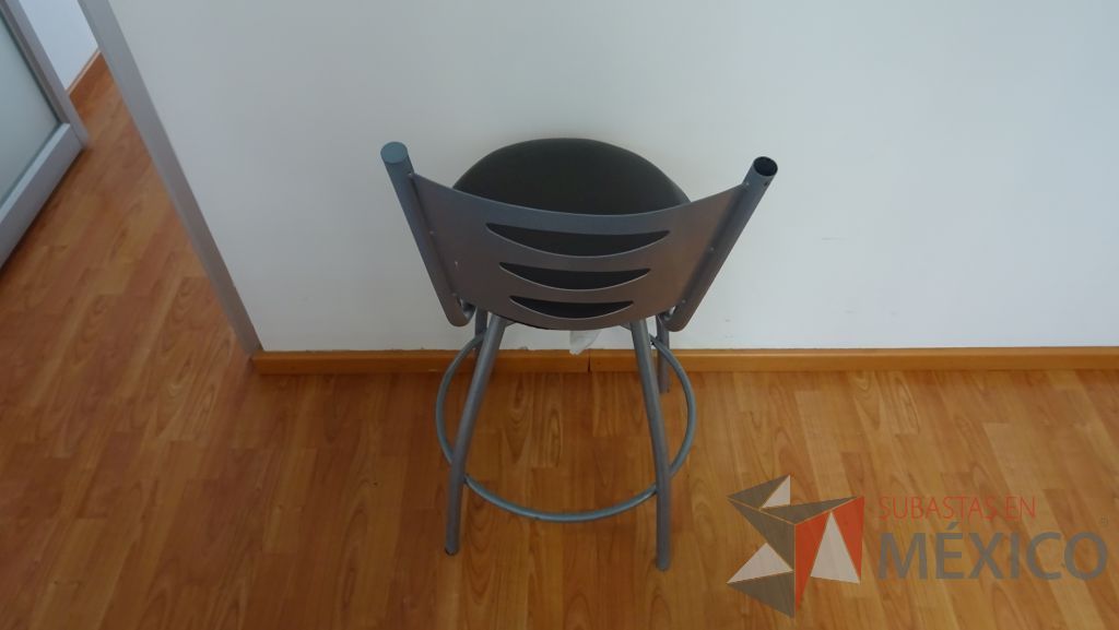 Lote 021 - 5 Sillas altas para barra con respaldo metálico y asiento tipo piel - Imagen 4