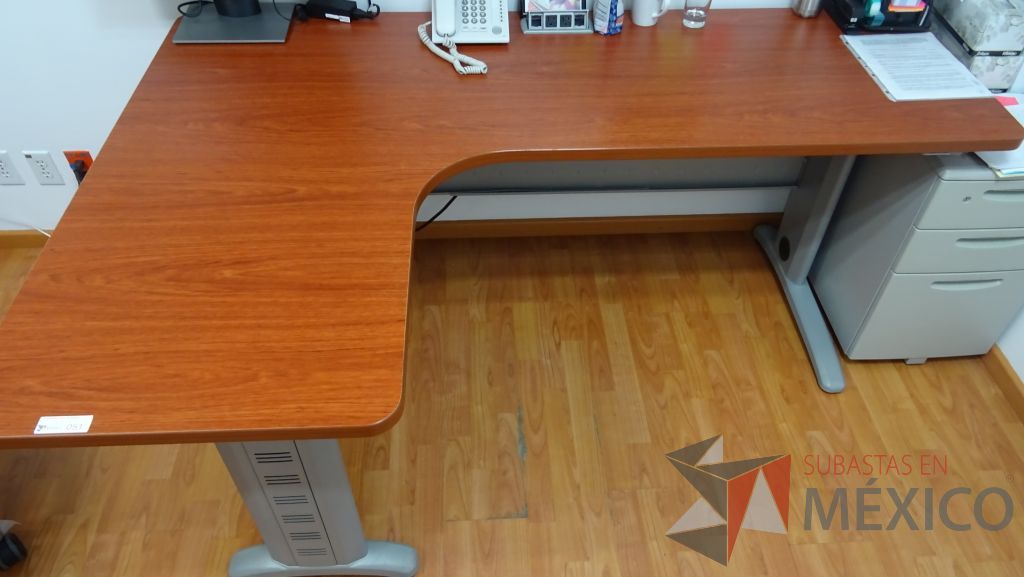 Lote 041 - Oficina ejecutiva con escritorio en forma de herradura con cubierta color café y archivero de 3 cajones