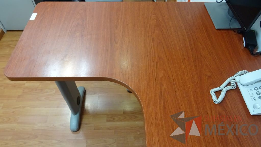 Lote 041 - Oficina ejecutiva con escritorio en forma de herradura con cubierta color café y archivero de 3 cajones - Imagen 3