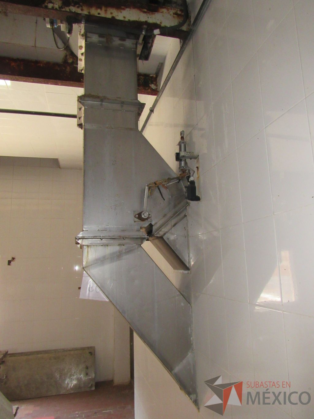 Lote 103 - Tolva de paso de piso germinación 2 a piso 1 acero galvanizado - Imagen 4