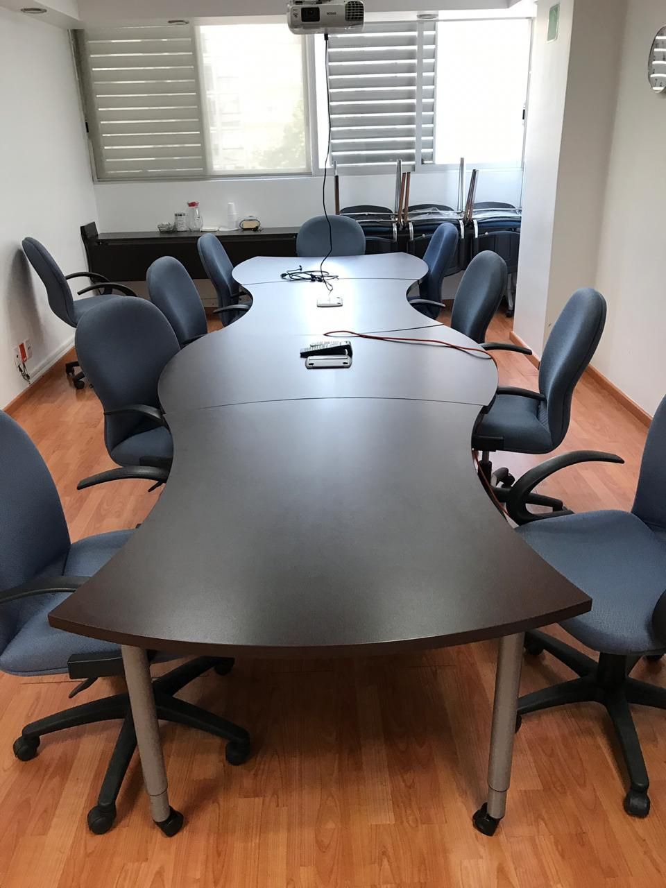 Lote 052 - Mesa para sala de juntas en 4 piezas con llantas y conectores