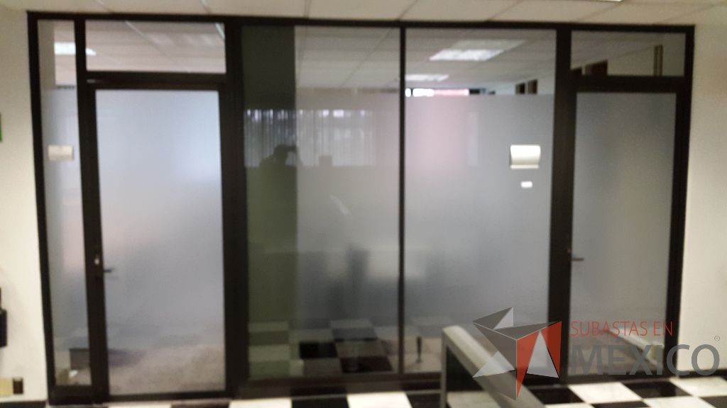 Lote 051 - Cancel de aluminio con dos hojas de vidrio y dos puertas de vidrio con marco de aluminio