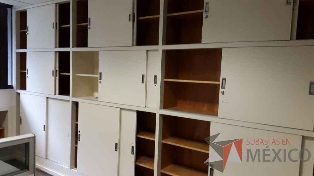Lote 094 - Gabinete de madera empotrado color blanco con 18 puertas