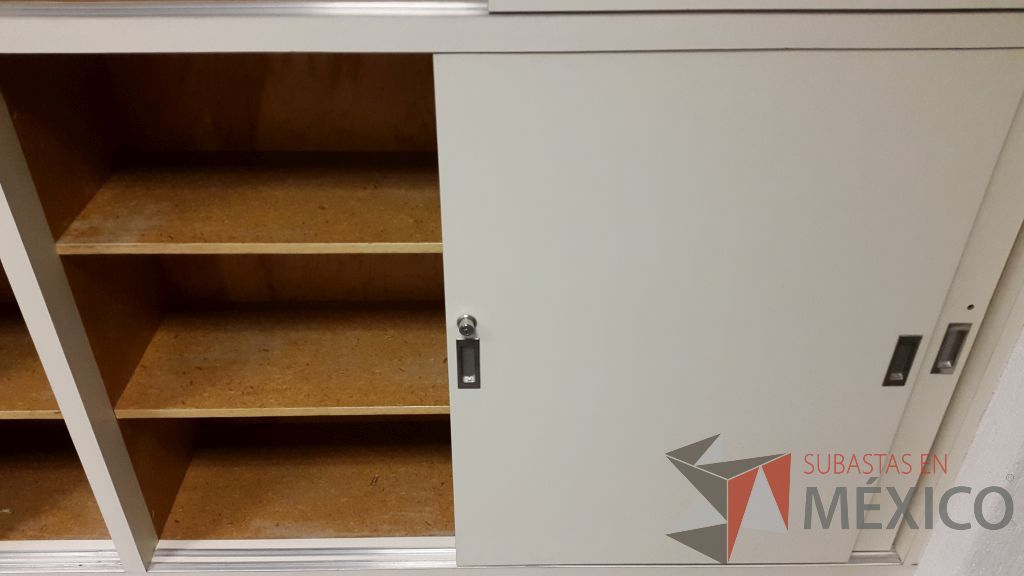 Lote 094 - Gabinete de madera empotrado color blanco con 18 puertas - Imagen 2
