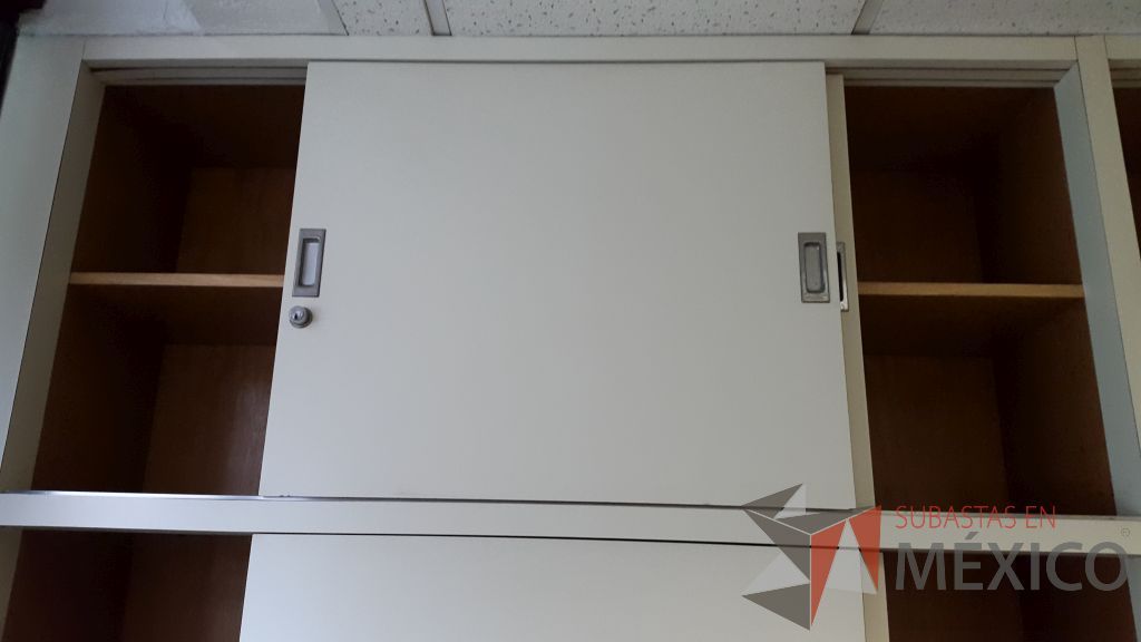 Lote 094 - Gabinete de madera empotrado color blanco con 18 puertas - Imagen 3