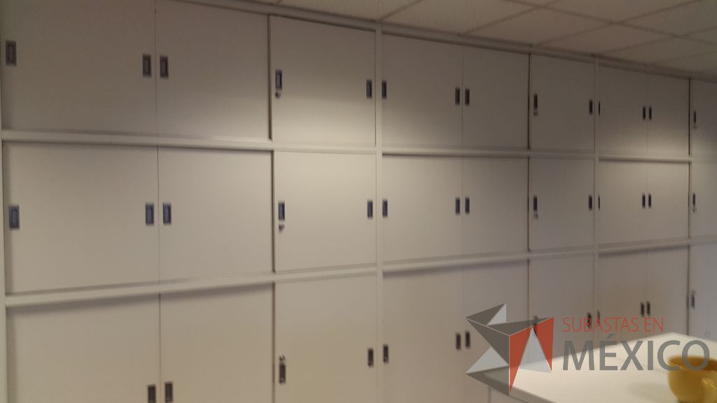 Lote 095 - Gabinete de madera empotrado color blanco con 24 puertas