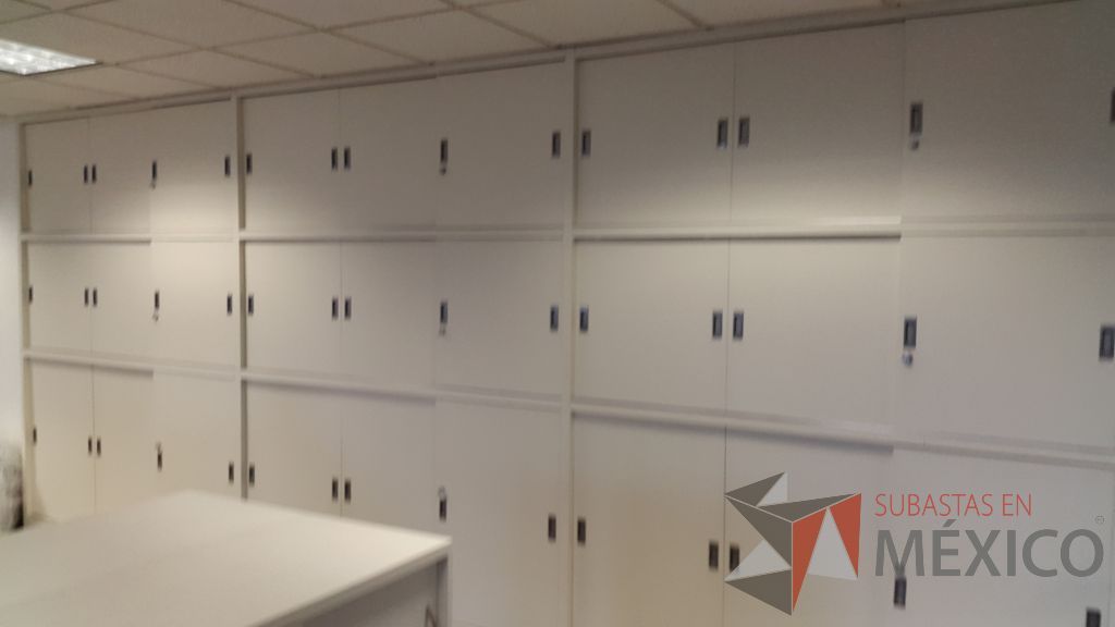 Lote 095 - Gabinete de madera empotrado color blanco con 24 puertas - Imagen 3