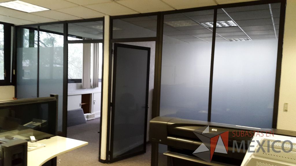 Lote 049 - Cancel de aluminio con cuatro hojas de vidrio y dos puertas de vidrio con marco de aluminio