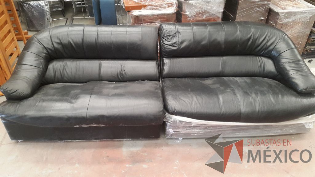 Lote 011 - Sala tipo piel de 2 piezas en color negro para 4 personas - Imagen 2