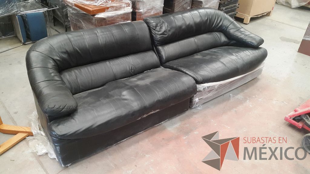 Lote 011 - Sala tipo piel de 2 piezas en color negro para 4 personas