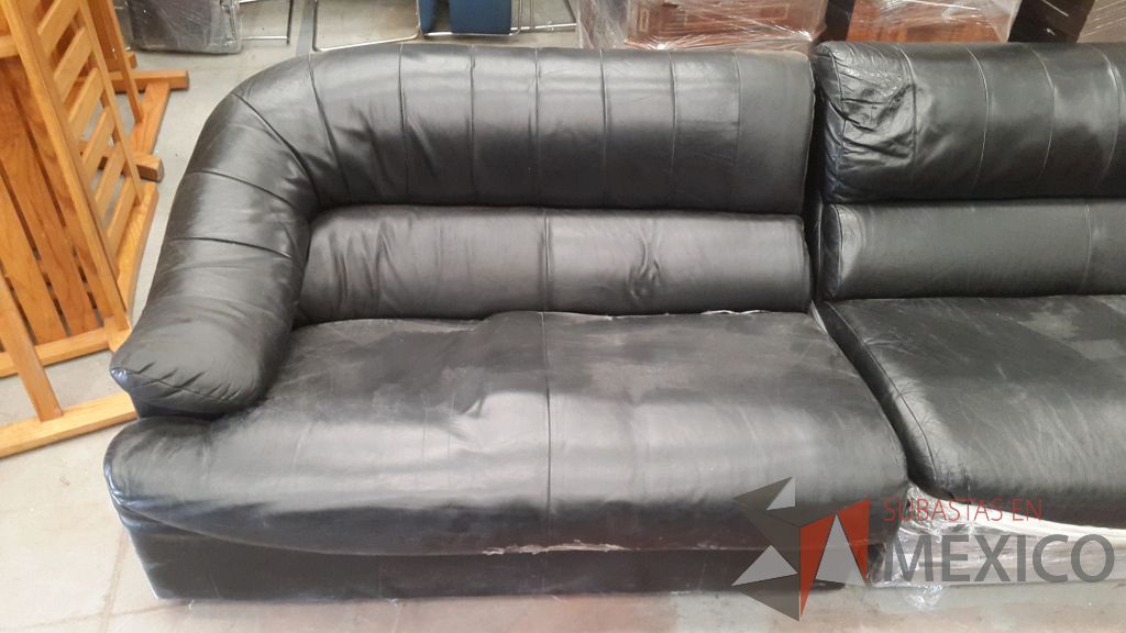 Lote 011 - Sala tipo piel de 2 piezas en color negro para 4 personas - Imagen 3
