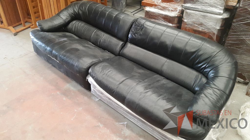 Lote 011 - Sala tipo piel de 2 piezas en color negro para 4 personas - Imagen 4