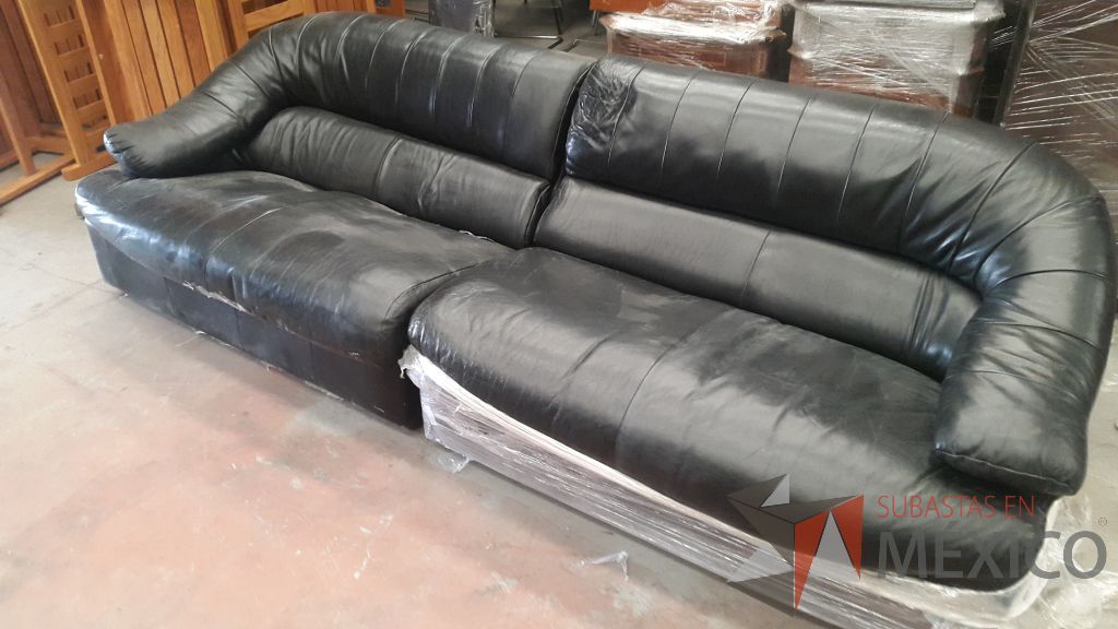 Lote 011 - Sala tipo piel de 2 piezas en color negro para 4 personas - Imagen 5