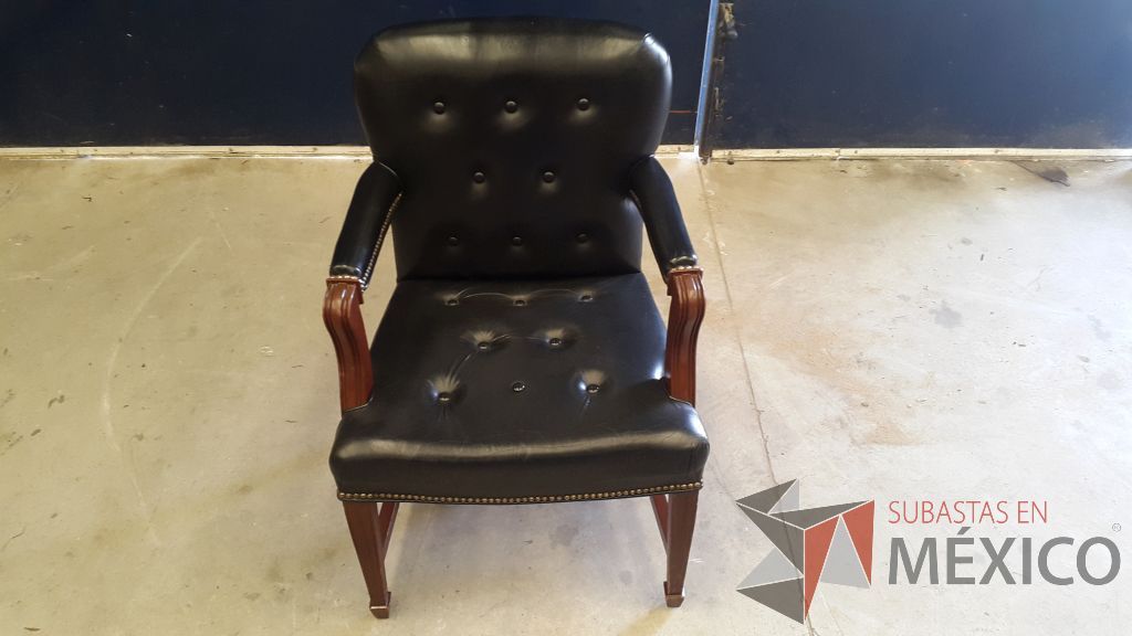 Lote 016 - 6 Sillas fijas de visita López Morton con estructura de madera