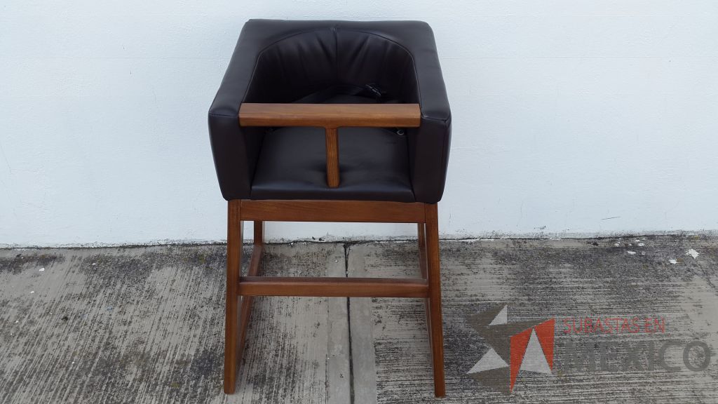 Lote 021 - 4 Periqueras de madera con asiento tipo piel en color negro