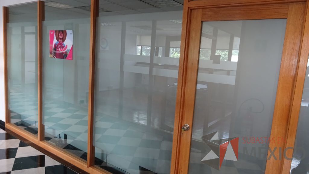 Lote 053 - Cancel de madera con 2 hojas de vidrio y una puerta de vidrio con marco de madera