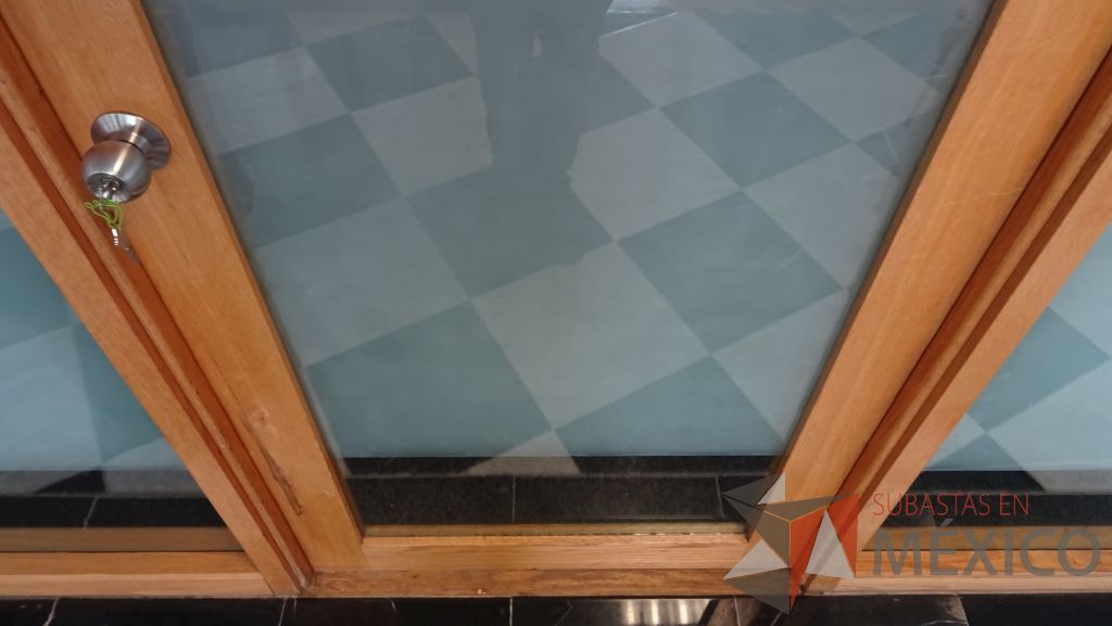 Lote 054 - Cancel de madera con 6 hojas de vidrio y una puerta de vidrio con marco de madera - Imagen 3