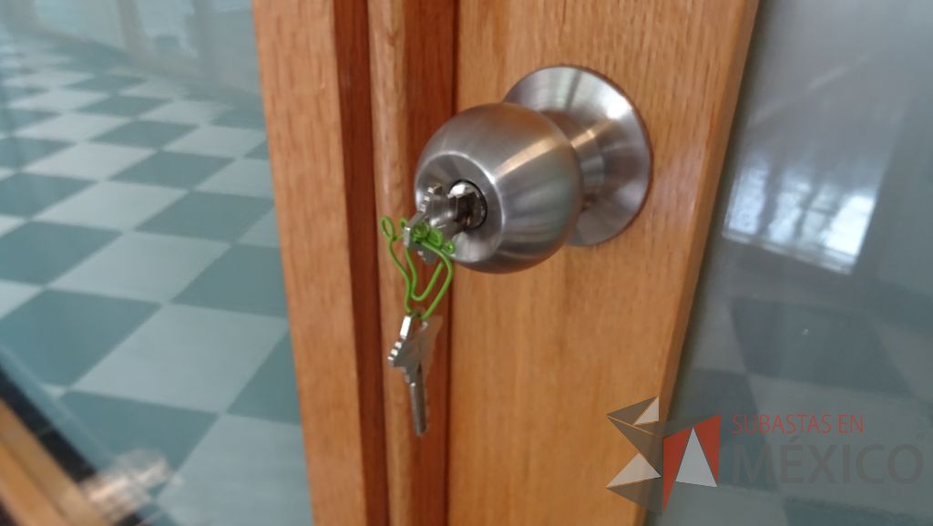Lote 054 - Cancel de madera con 6 hojas de vidrio y una puerta de vidrio con marco de madera - Imagen 4