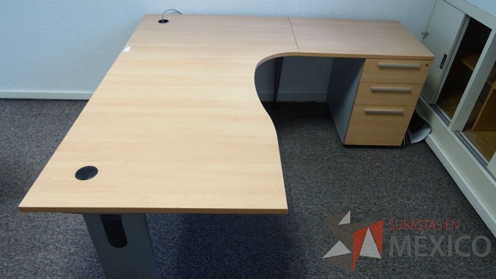 Lote 087 - Escritorio ejecutivo en escuadra con cubierta de madera, base metálica y archivero de 3 cajones