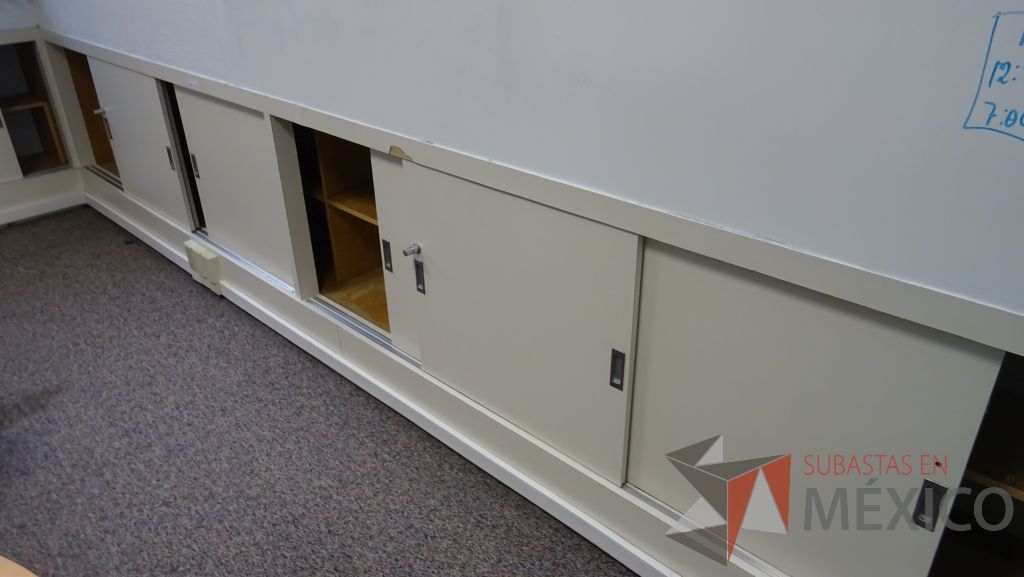 Lote 111 - Gabinete horizontal de madera empotrado color blanco con 10 puertas
