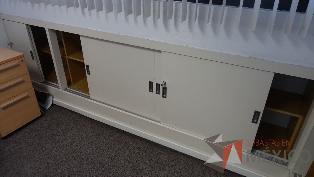 Lote 111 - Gabinete horizontal de madera empotrado color blanco con 10 puertas - Imagen 2