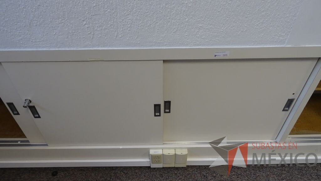 Lote 111 - Gabinete horizontal de madera empotrado color blanco con 10 puertas - Imagen 3