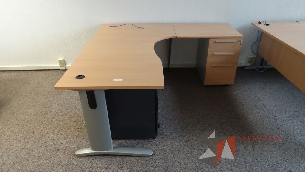 Lote 004 - Escritorio ejecutivo en escuadra con cubierta de madera, base metálica y archivero de 3 cajones