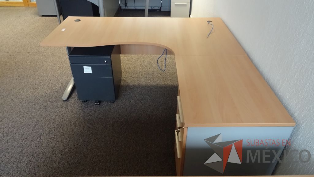 Lote 004 - Escritorio ejecutivo en escuadra con cubierta de madera, base metálica y archivero de 3 cajones - Imagen 2