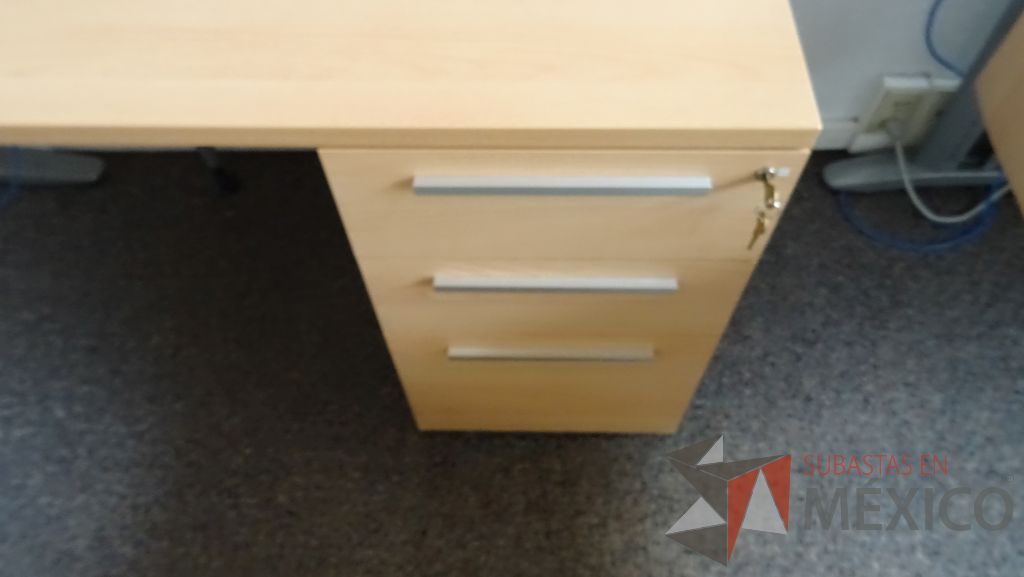Lote 004 - Escritorio ejecutivo en escuadra con cubierta de madera, base metálica y archivero de 3 cajones - Imagen 3