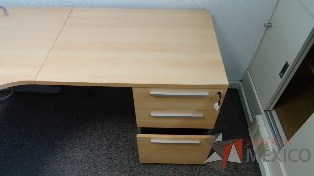 Lote 089 - Escritorio ejecutivo en escuadra con cubierta de madera, base metálica y archivero de 3 cajones - Imagen 3