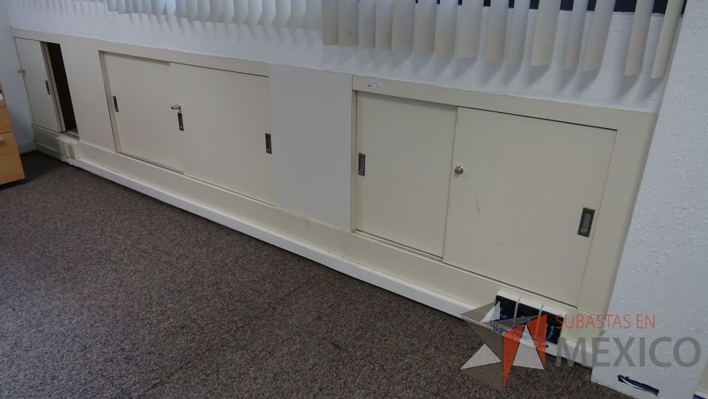 Lote 112 - Gabinete horizontal de madera empotrado color blanco con 6 puertas