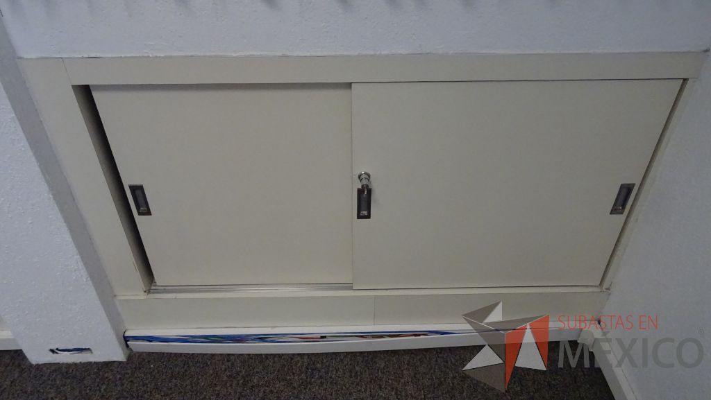 Lote 112 - Gabinete horizontal de madera empotrado color blanco con 6 puertas - Imagen 3