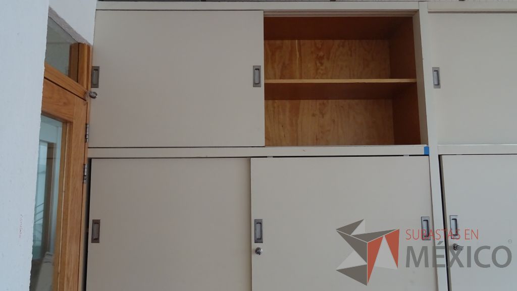Lote 006 - Gabinete de madera empotrado color blanco con 12 puertas - Imagen 2