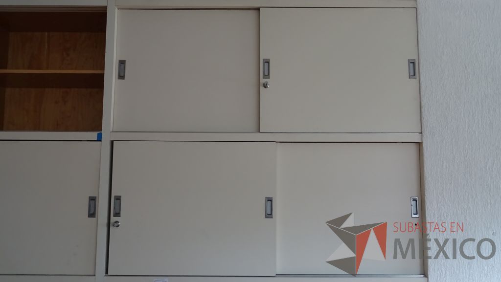 Lote 006 - Gabinete de madera empotrado color blanco con 12 puertas - Imagen 3