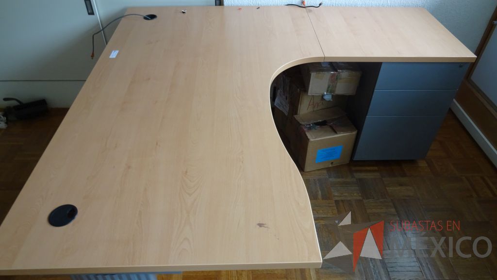 Lote 090 - Escritorio ejecutivo en escuadra con cubierta de madera, base metálica y archivero de 3 cajones - Imagen 2