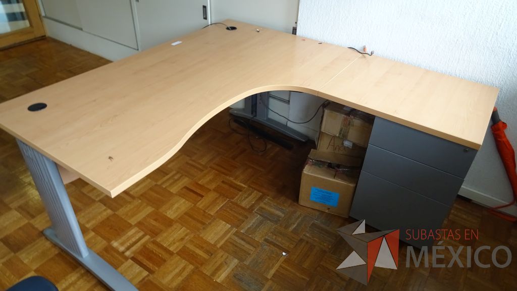 Lote 090 - Escritorio ejecutivo en escuadra con cubierta de madera, base metálica y archivero de 3 cajones