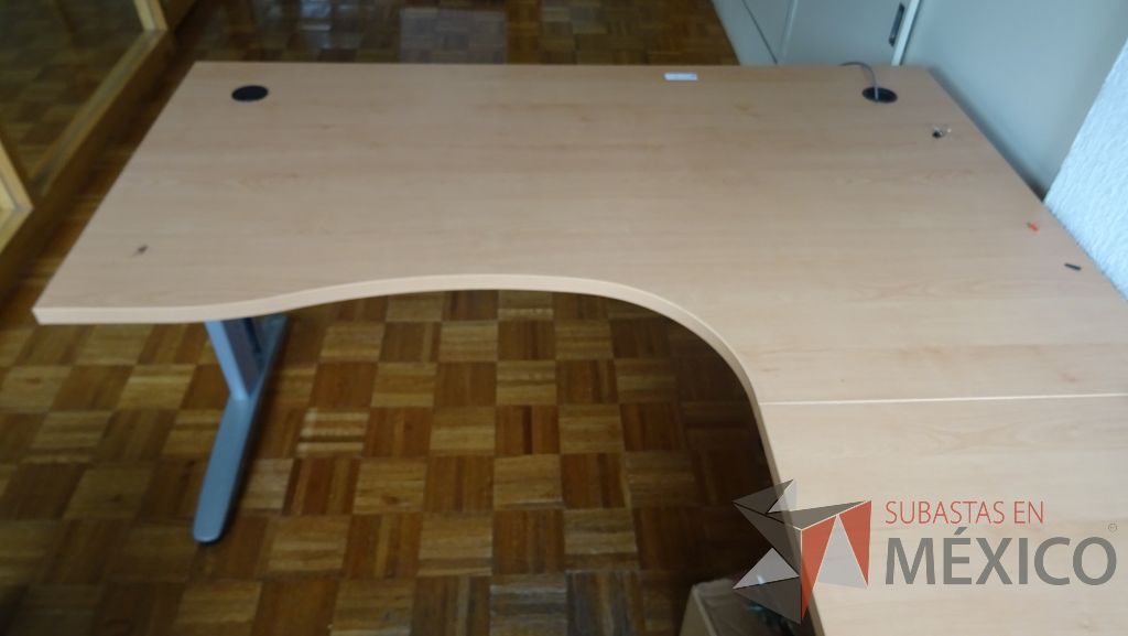 Lote 090 - Escritorio ejecutivo en escuadra con cubierta de madera, base metálica y archivero de 3 cajones - Imagen 3