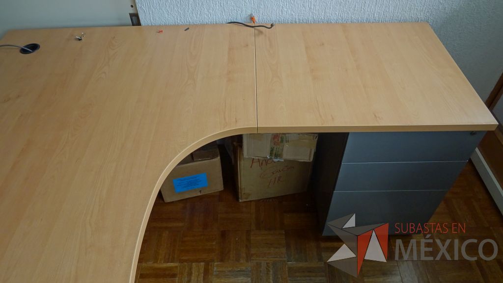 Lote 090 - Escritorio ejecutivo en escuadra con cubierta de madera, base metálica y archivero de 3 cajones - Imagen 4