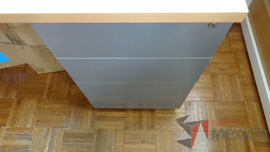 Lote 090 - Escritorio ejecutivo en escuadra con cubierta de madera, base metálica y archivero de 3 cajones - Imagen 5
