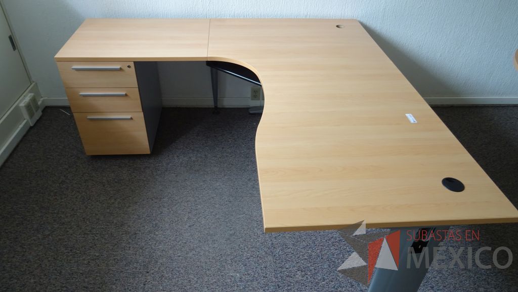 Lote 103 - Escritorio ejecutivo en escuadra con cubierta de madera, base metálica y archivero de 3 cajones