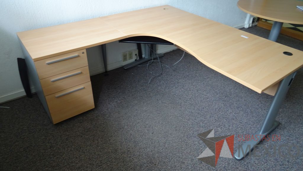 Lote 103 - Escritorio ejecutivo en escuadra con cubierta de madera, base metálica y archivero de 3 cajones - Imagen 2