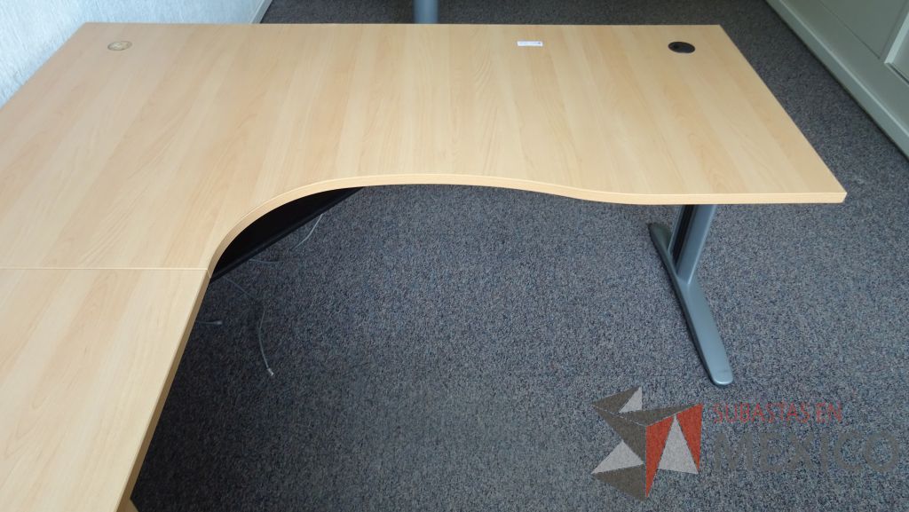 Lote 103 - Escritorio ejecutivo en escuadra con cubierta de madera, base metálica y archivero de 3 cajones - Imagen 4
